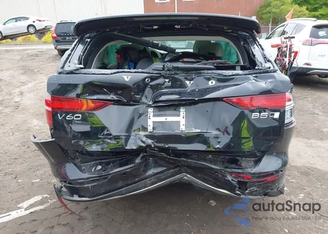 2023 Volvo V60 Cross Country B5 Plus z USA, uszkodzony, nr VIN YV4L12WY5P2105714